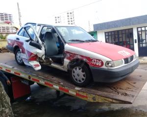 Abandonan con daños al taxi 1736 en Coatzacoalcos